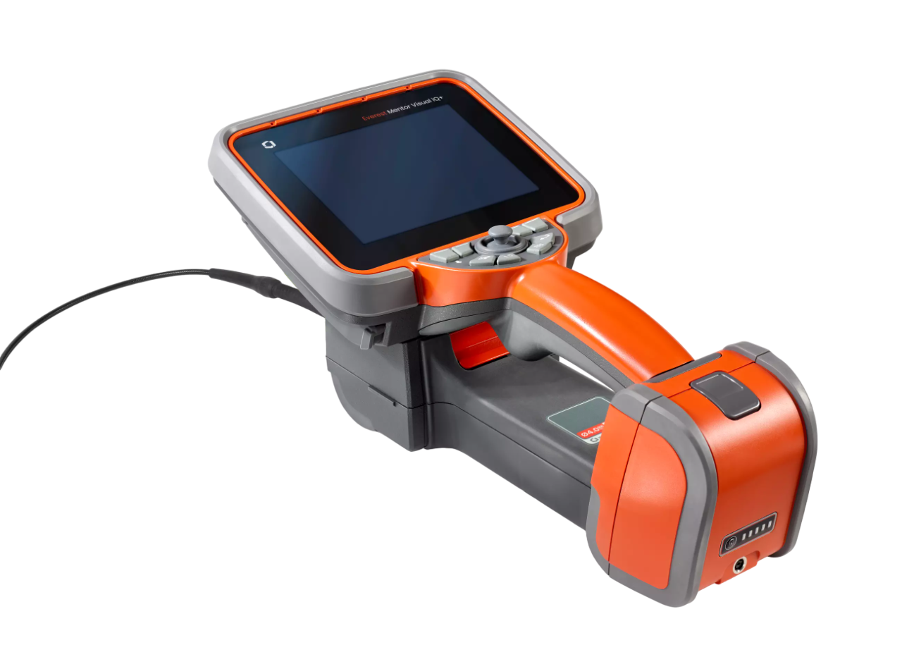 Cámara infrarroja automotriz SATIR NV628 compacta, diseñada para conducción nocturna segura y detección de peatones en condiciones de baja visibilidad.<br />
