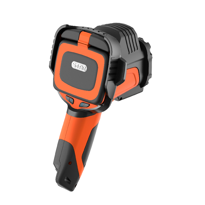 Cámara infrarroja automotriz SATIR NV628 compacta, diseñada para conducción nocturna segura y detección de peatones en condiciones de baja visibilidad.<br />
